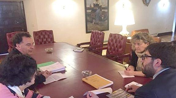 El presidente de la Diputación junto a miembros de la Unión de Consumidores de Arévalo.