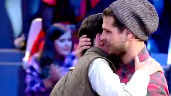 Alejandro Nieto y Fran Nicolás se funden en un abrazo.