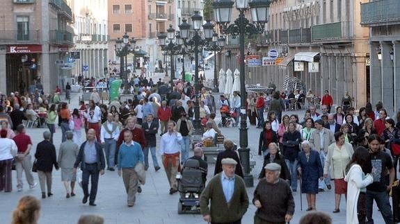 Transeúntes caminan por la avenida de Fernández Ladreda.De Torre