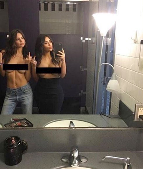 Kim Kardashian y Emily Ratajkowski. 