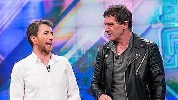 Pablo Motos (iz) con Antonio Banderas en 'El Hormiguero'.