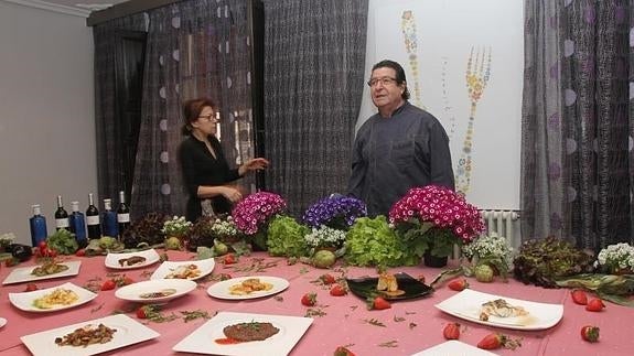 Los propietarios de La Traserilla presentan el menú de primavera.
