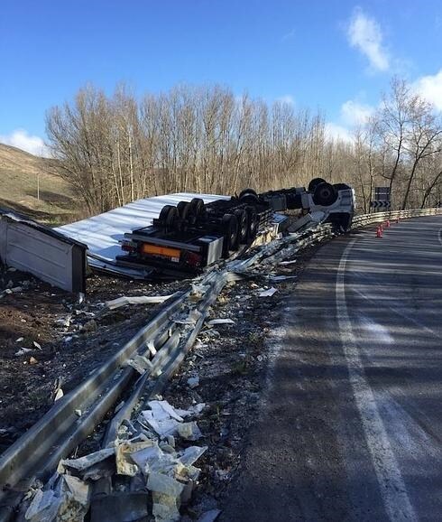 Estado en el que quedó el camión tras volcar. El Norte