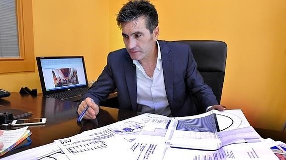 El concejal de Urbanismo de Medina del Campo, Julián Rodríguez, con los proyectos de rehabilitación.