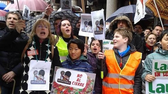 Trabajadores y familiares de Lauki y Dulciora protestan contra el cierre en la plaza de Fuente Dorada. 