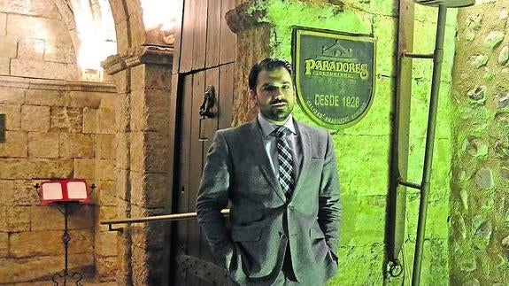 El director del Parador a la entrada del edificio.
