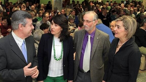 Fernando Martínez (i), de Arseg, Carmen Welll, gerente de Servicios Sociales, Julián Rodríguez, presidente de Farcal, y Carmen Horcajo, concejal de La Lastrilla.