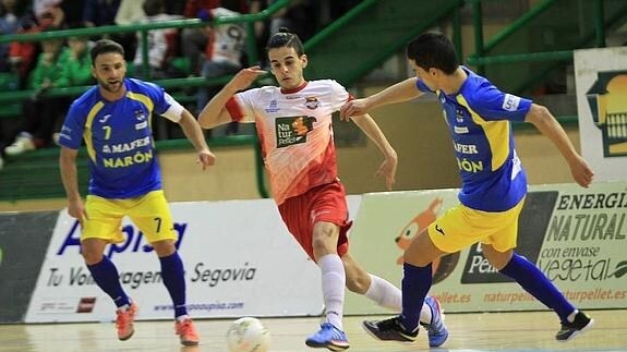 Lucas, en la imagen conduciendo un balón en un encuentro anterior, marcó ayer dos tantos. Antonio Tanarro