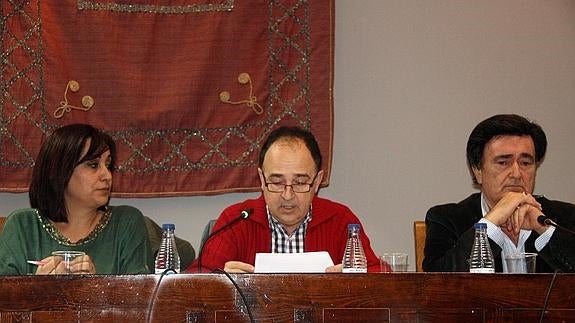 Nuria Fernández, Javier Hernanz y Jesús García, durante el pleno. M. R.