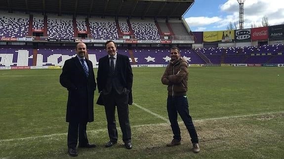 Los presidentes de VRAC Quesos Entrepinares y El Salvador posan en el césped del Zorrilla, estadio que acogerá la final de Copa del Rey.