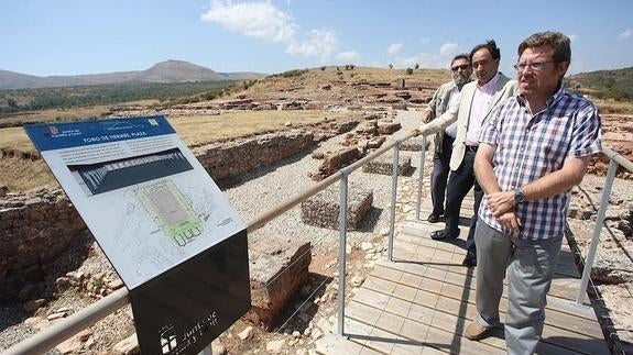 Imagen de archivo del arquitecto Miguel Ángel de la Iglesia en Tiermes.