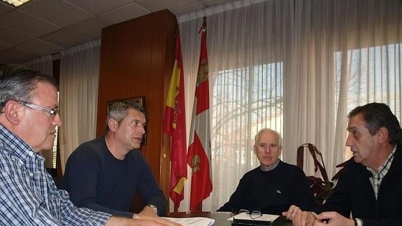 El alcalde de Monzón, segundo por la derecha y el delegado territorial de la Junta, tercero, durante el encuentro. 