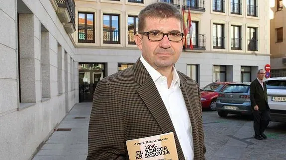 El periodista y escritor Javier Monjas, en una visita a Segovia. De Torre