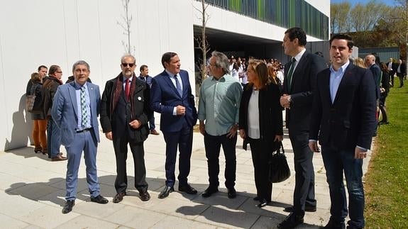 La vicepresidenta de la Junta conversa con el consejero de Sanidad y con el alcalde de Zamora, antes del acto de recepción del nuevo edificio. 