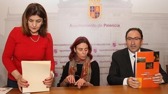 Begoña Grijalvo y Virgina Carcedo, de FSC Inserta, con Alfonso Polanco en el Ayuntamiento de Palencia. 