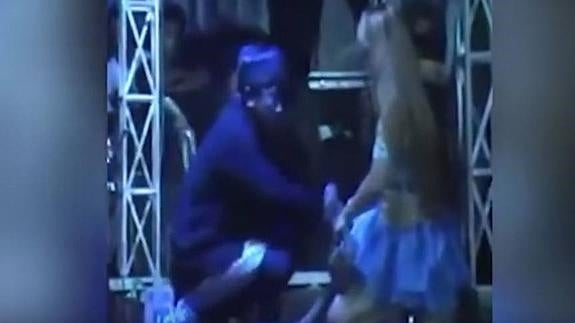 Una cantante muere en el escenario tras morderle una cobra en pleno concierto