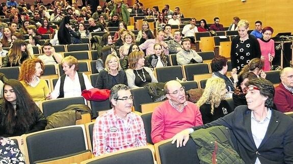 Numeroso público, además de representantes institucionales, acudieron al concierto celebrado ayer. 