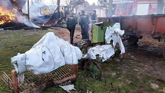La Guardia Civil inspecciona el lugar donde tuvo lugar el incendio que destruyó el pajar de un miembro de la plataforma. 