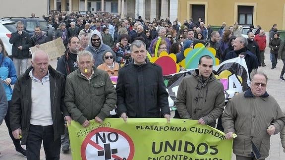  La plataforma ciudadana 'No más mierda' celebra una manifestación en repulsa por los actos vandálicos registrados en las últimas semanas en Fuentepelayo. Alberto Benavente-Ical