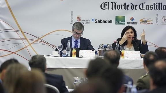 La presidenta de Siemens España, Rosa García, con el subdirector de El Norte, José Ignacio Foces, durante el Foro Económico de El Norte. 