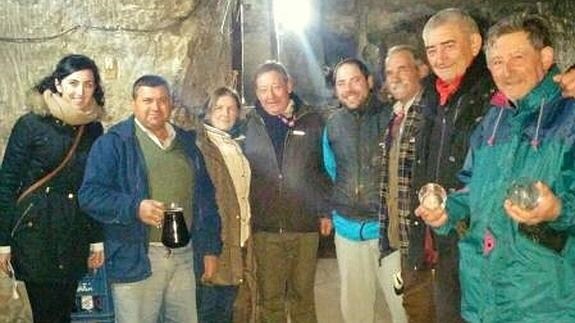 Los peregrinos visitaron las bodegas de la localidad de Cevico donde fueron recibidos por los vecinos. 