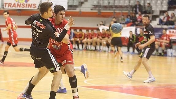 Momento del partido entre el Nava y el Juanfersa.