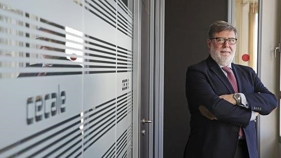 El presidente de Cecale, Santiago Aparicio, en la sede de la organización. / G. VILLAMIL