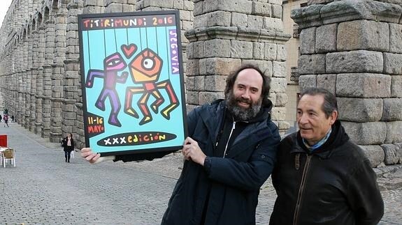 Mikel Urmeneta y Julio Michel, con el cartel del Festival Titirimundi.