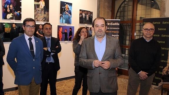 El delegado de El Norte, Jaime Rojas, en el centro, junto a las autoridades locales y provinciales, durante la inauguración de la exposición. 