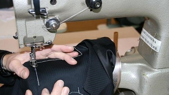 9.725 puntadas de hilo para hacer un traje