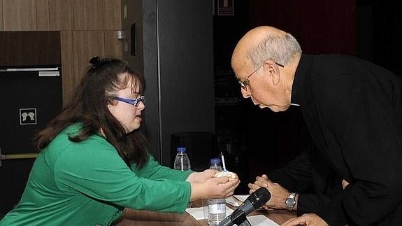 Ricardo Blázquez cumplió ayer 74 años y fue obsequiado con un pequeño pastel y una vela durante su presentación en el Lourdes de la exhortación del Papa Francisco sobre la familia.