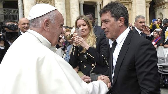 Antonio Banderas se emociona en su encuentro con el Papa