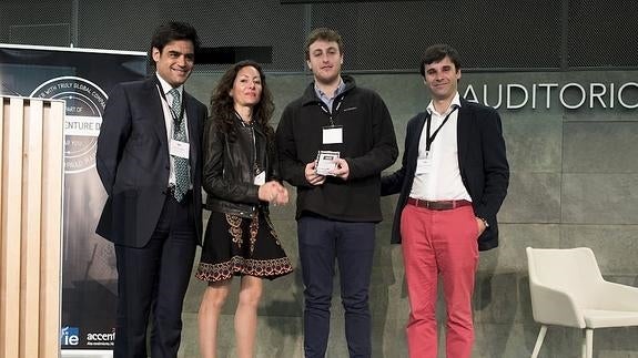El presidente del Centro Internacional de Gestión Emprendedora de IE Business Schoo,l Juan José Güemes, y representantes de Santander InnoVentures y Accenture, en la entrega el premio al co-fundador de Pich Ignacio Gamoneda. 