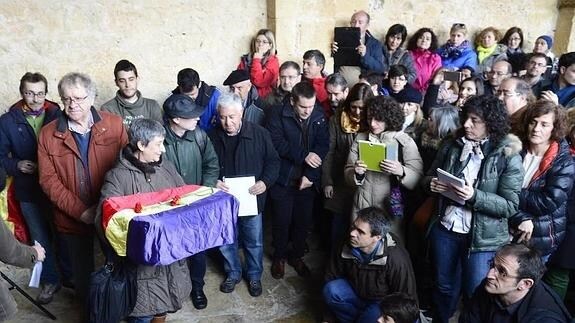Entrega de restos de presos fallecidos en el penal franquista de Valdenoceda