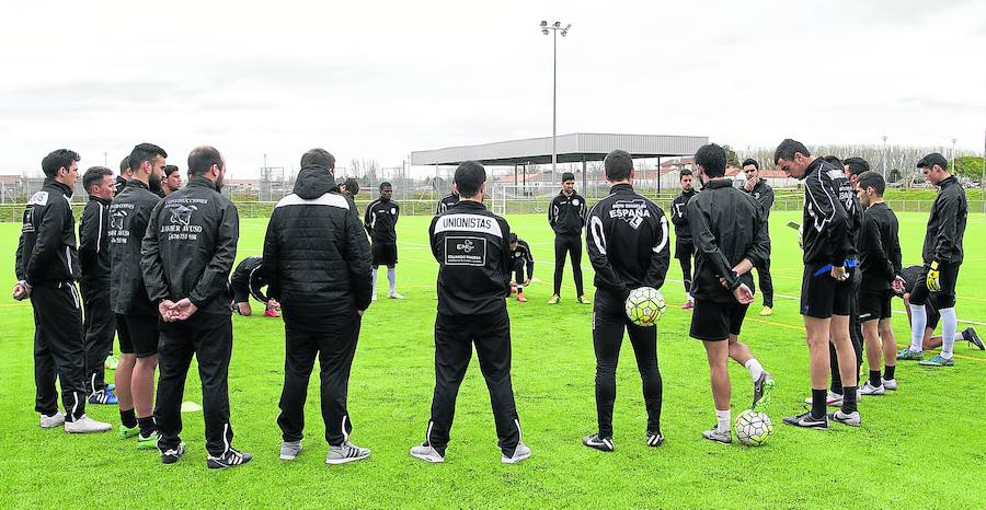 La plantilla de Unionistas de Salamanca atiende a las instrucciones dadas por Astu justo antes de comenzar el entrenamiento en La Aldehuela.