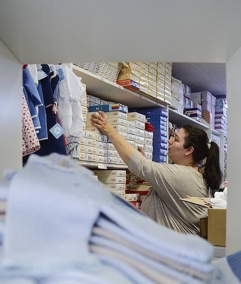 Soraya Estrada coloca varias cajas, en la mercería que lleva su nombre . 