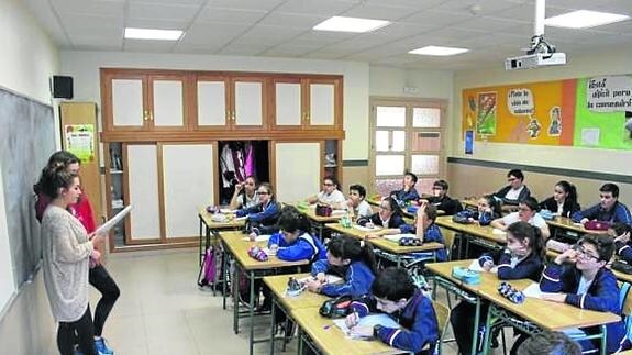 Dos lectoras canadienses, en una clase de Primaria del colegio Filipenses. 