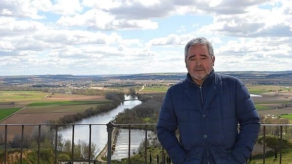 El secretario de la Fundación Las Edades del Hombre, Gonzalo Jiménez, posa en el mirador con vistas al río Duero y la vega de Toro, muy próximo a la Colegiata.