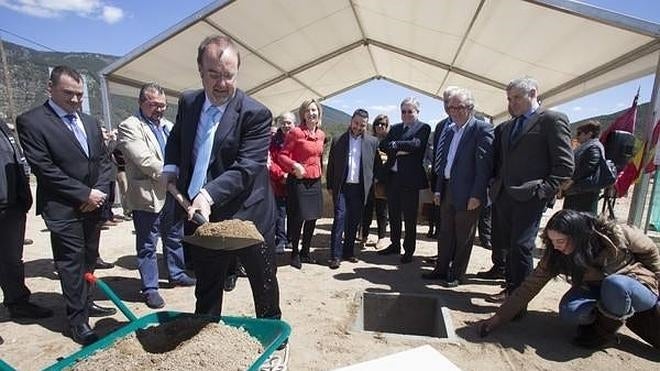 El consejero de Educación, Fernando Rey, y la consejera de Familia e Igualdad de Oportunidades, Alicia García, asisten a la colocación de la primera piedra del nuevo CEIP La Adrada. 