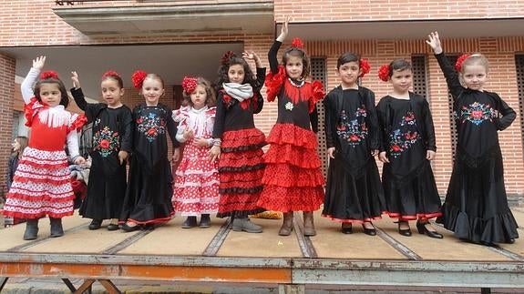 Un grupo de niñas se dispone a bailar sobre el escenario. C. Vega
