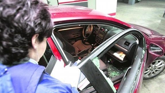 Una mujer comprueba los datos de su póliza de autos. / EL NORTE