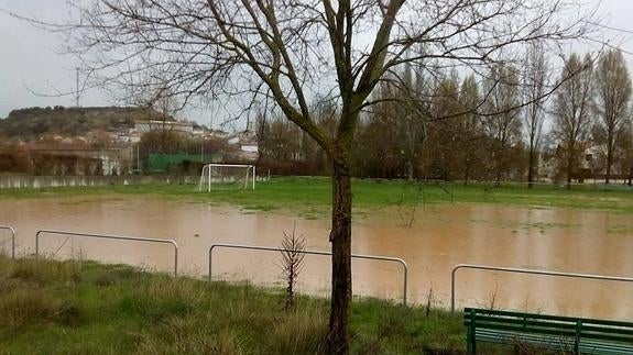 El campo de fútbol de Caleruega inundado.