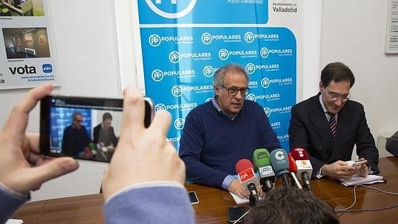 El presidente del Grupo Municipal Popular en el Ayuntamiento de Valladolid, José Antonio Martínez Bermejo, y el portavoz del Grupo, Jesús Enríquez, durante la rueda de prensa.