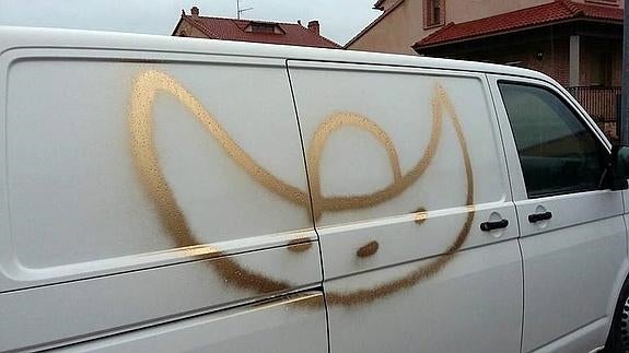 Pintada hecha en la madrugada del martes al miércoles en la furgoneta de un miembro de la plataforma contra los vertidos. 