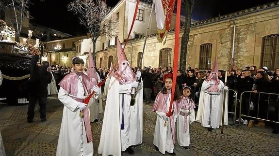 Parte del cortejo procesional de la Seráfica el Jueves Santo. 