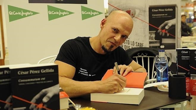 César Pérez Gellida firma uno de sus libros.