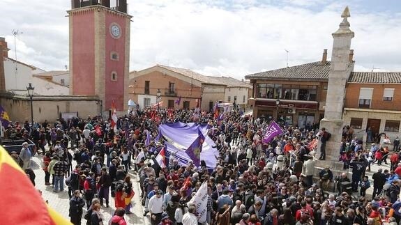 Decenas de personas se congregan junto al monolito de Villalar de los Comuneros.