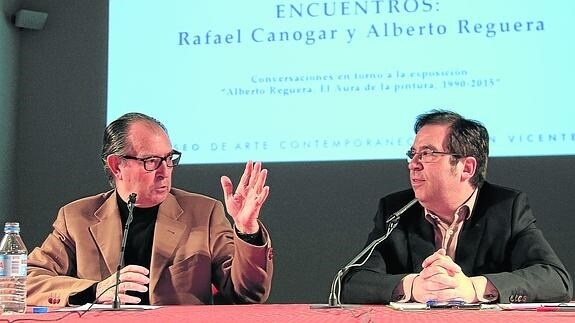 Los pintores Rafael Canogar (i) y Alberto Reguera, ayer, durante el coloquio que mantuvieron en el Museo Esteban Vicente de Segovia. 