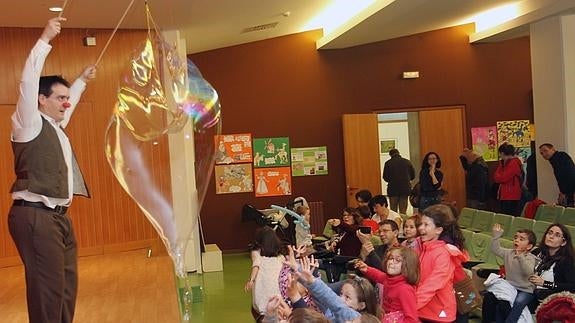 Un momento del cuentacuentos celebrado en la biblioteca. 