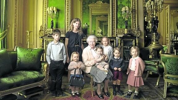 La Reina Isabel -con la pequeña Charlotte en su regazo- posa con sus nietos y biznietos en el palacio de Windsor para Annie Leibotviz.